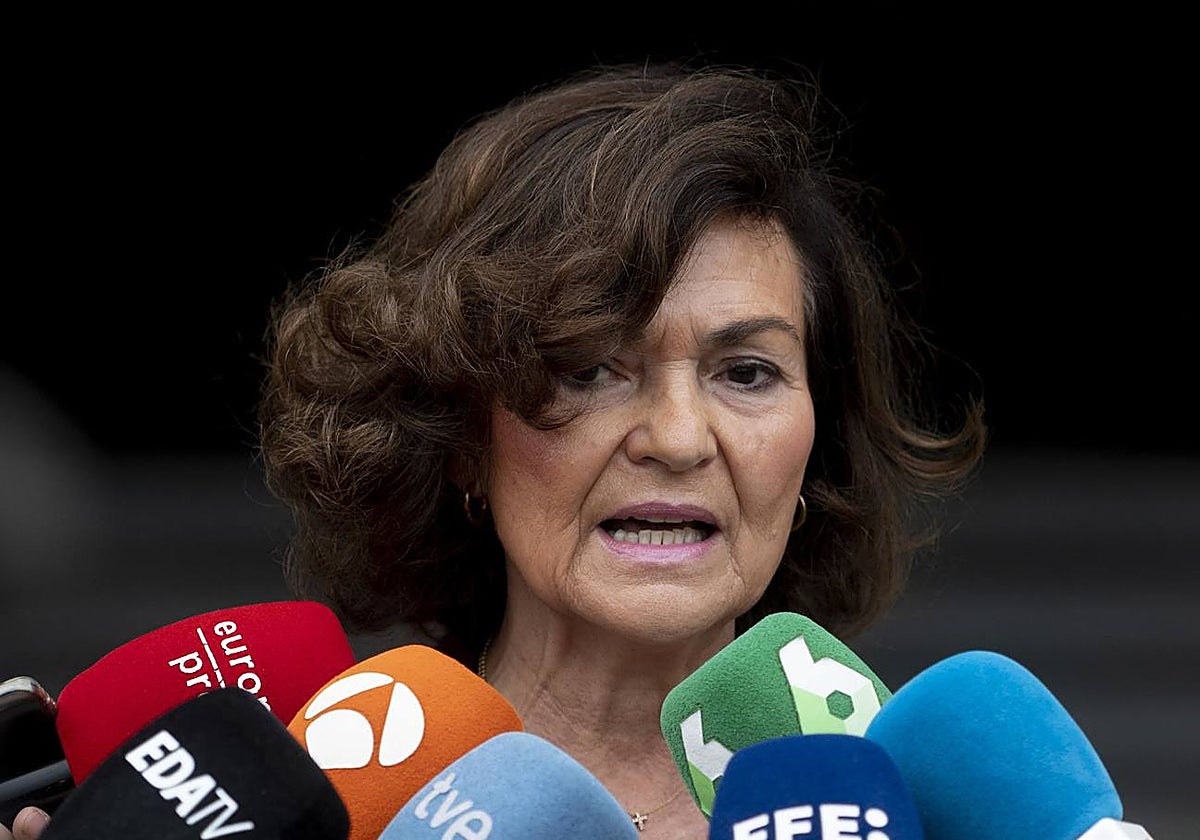 Carmen Calvo ofreciendo declaraciones a los periodistas