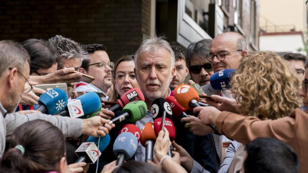 Ángel Víctor Torres, ayer, a las puertas de la sede del PSOE en Madrid, atiende a los medios de comunicación antes de la reunión del Comité Federal