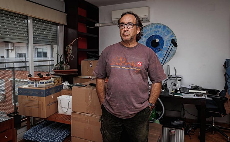 Imagen principal - Fernando, uno de los afectados, en la casa de la que se tiene que mudar; junto a imágenes de la vivienda de Andrijana, que ya ha contratado a una nueva empresa de reformas