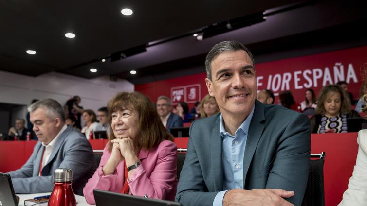 Sánchez indigna al PSOE por la elaboración de las listas y su aparato pide a los críticos que no sean «tontos útiles» de la derecha