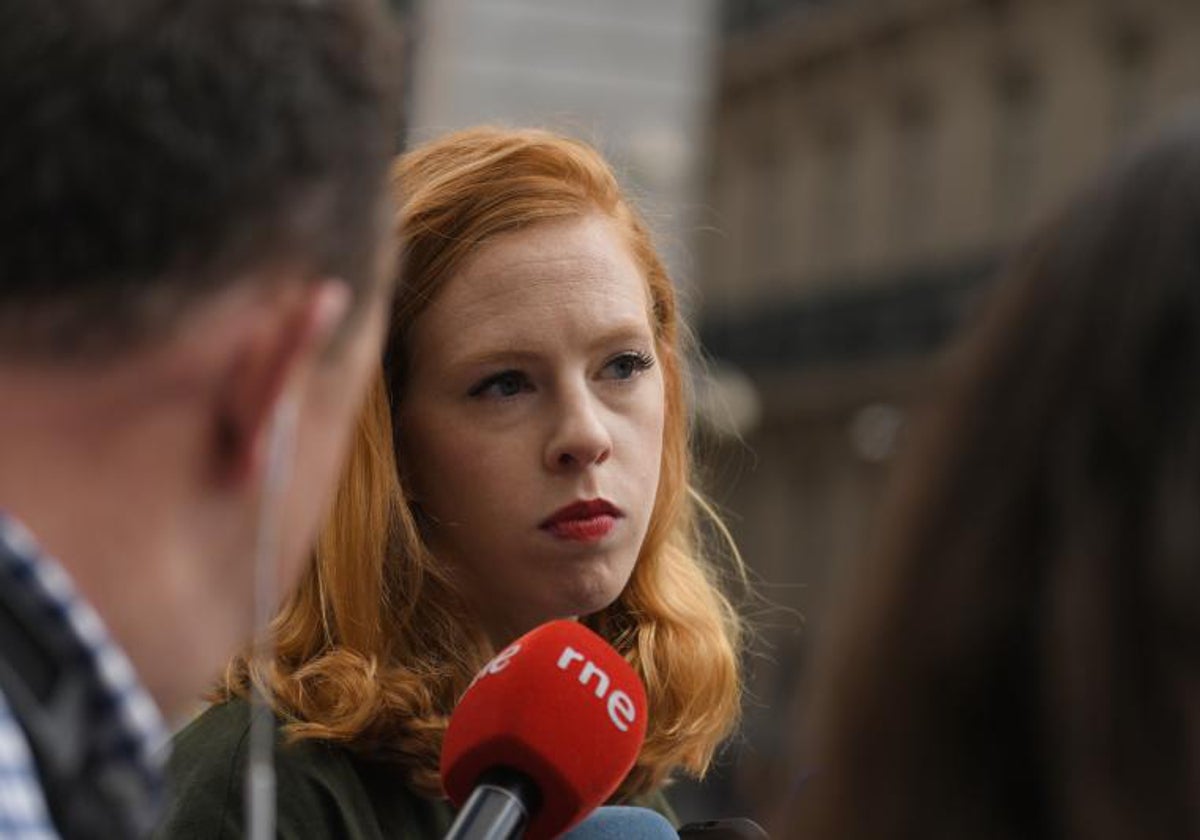 La secretaria de Organización de Podemos, Lilith Verstrynge, ofrece declaraciones a la prensa tras acordar ayer su partido una coalición electoral de izquierda para las próximas elecciones generales, en la Plaza de las Cortes, a 10 de junio de 2023, en Madrid