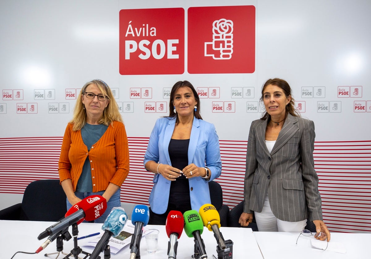 Mamen Iglesias, de la Ejecutiva Provincial del PSOE de Ávila; Ana Sánchez, y Yolanda VázquezI