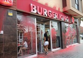 Activistas «bañan de sangre» un Burger King en Valencia y avisan de que sus ataques irán a más