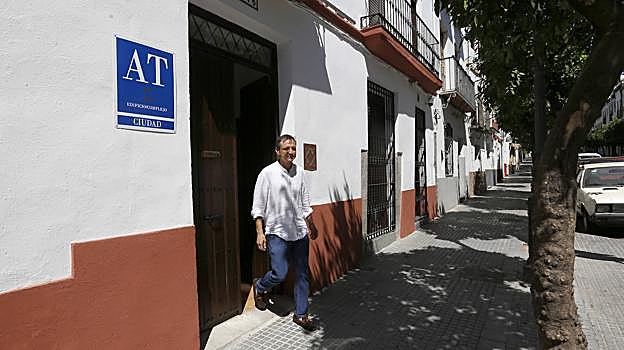 Un viajero sale de un inmueble de apartamentos turísticos en la capital