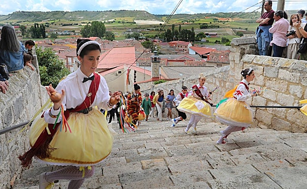 La localidad palentina de Cevico de la Torres es conocida por sus danzantes y la subida de las 96 escaleras en la iglesia de San Martín de Tours, enmarcado en la celebración del Corpus Christi