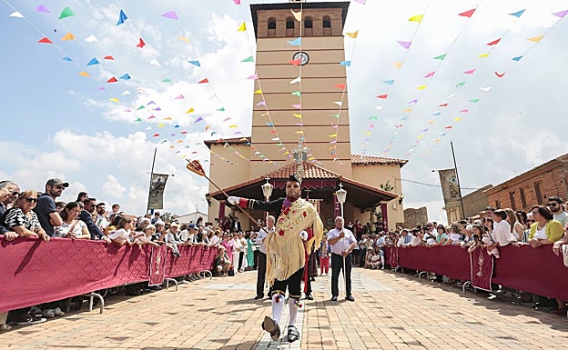 Celebración del Corpus Christi en Laguna de Negrillos (León), con la representación de la figura de San Sebastián