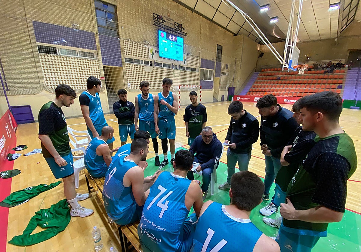 El técnico Rafa Gomariz da instrucciones a los suyos