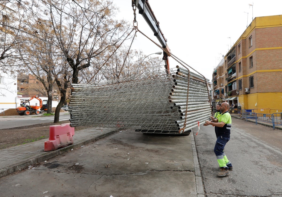 Dos obreros manejan materiales de construcción