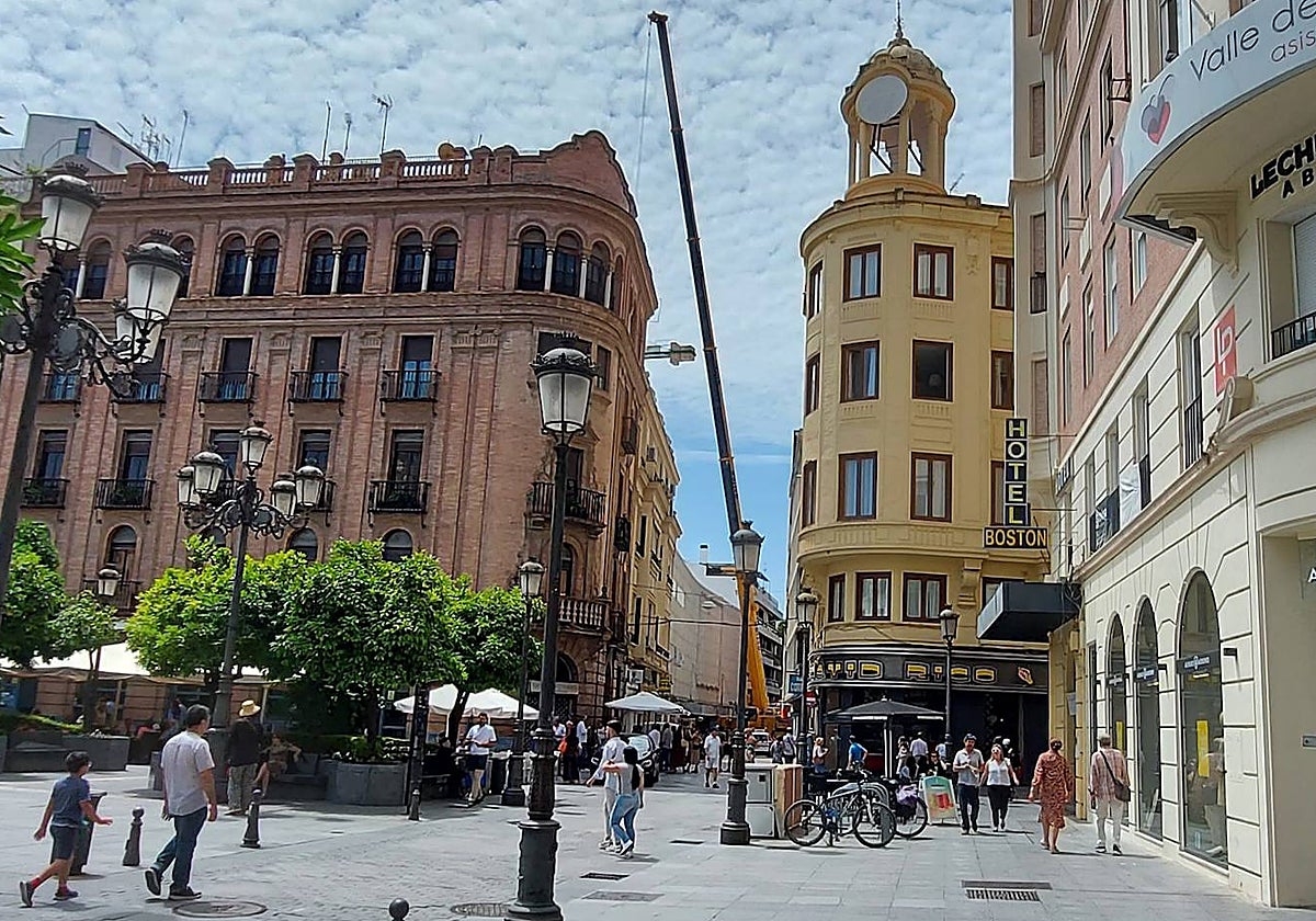 Grúa en la calle Jesús y María para la obra en el antiguo Simago