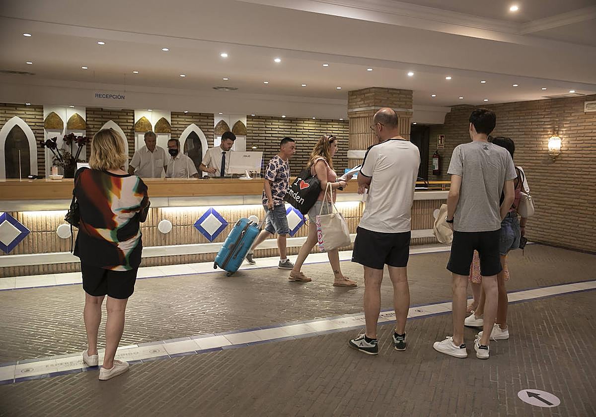 Turistas, en la recepción del hotel Alfaros de la ciudad de Córdoba