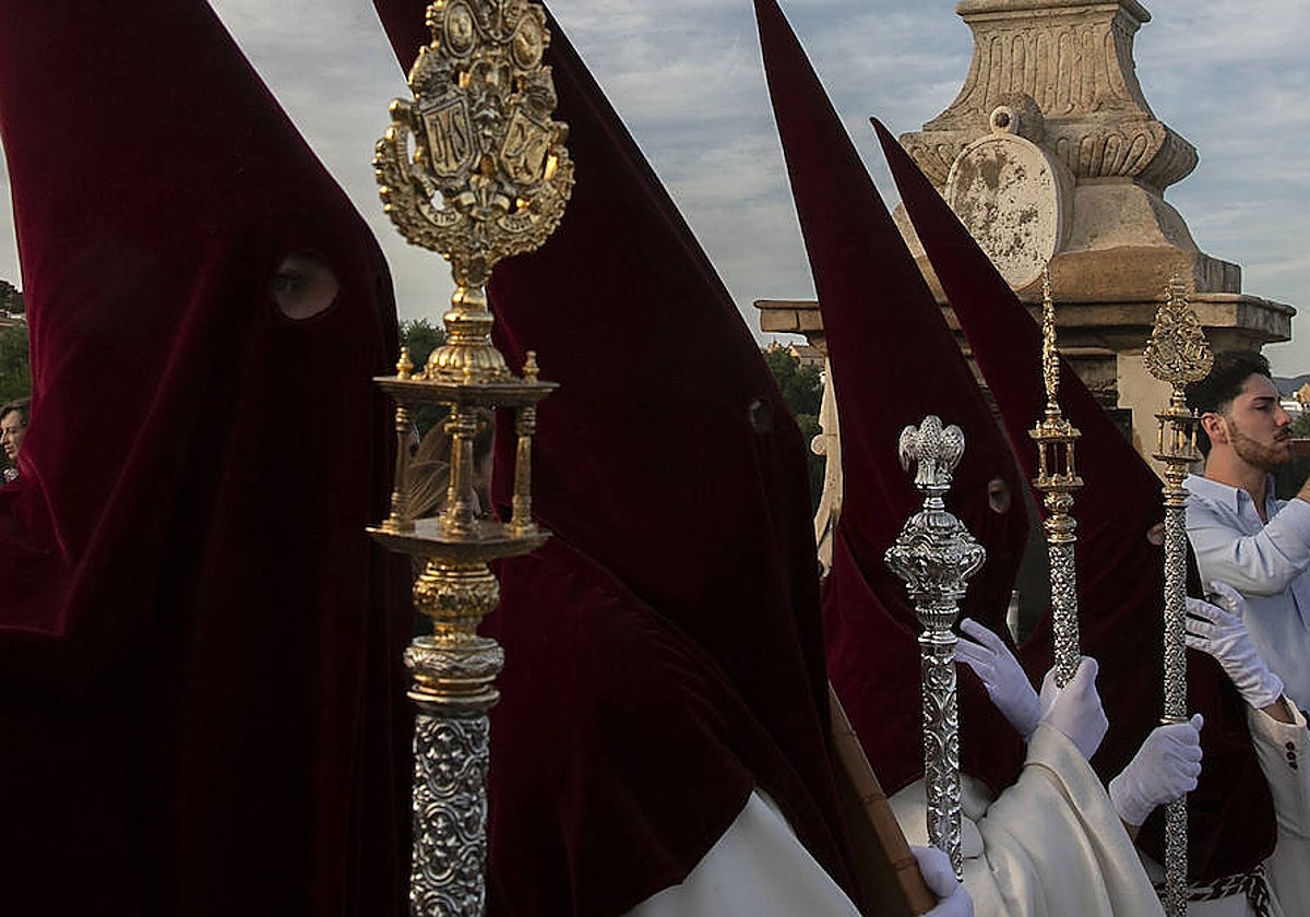 Nazarenos de la Vera-Cruz, el Lunes Santo pasado, por el Puente Romano