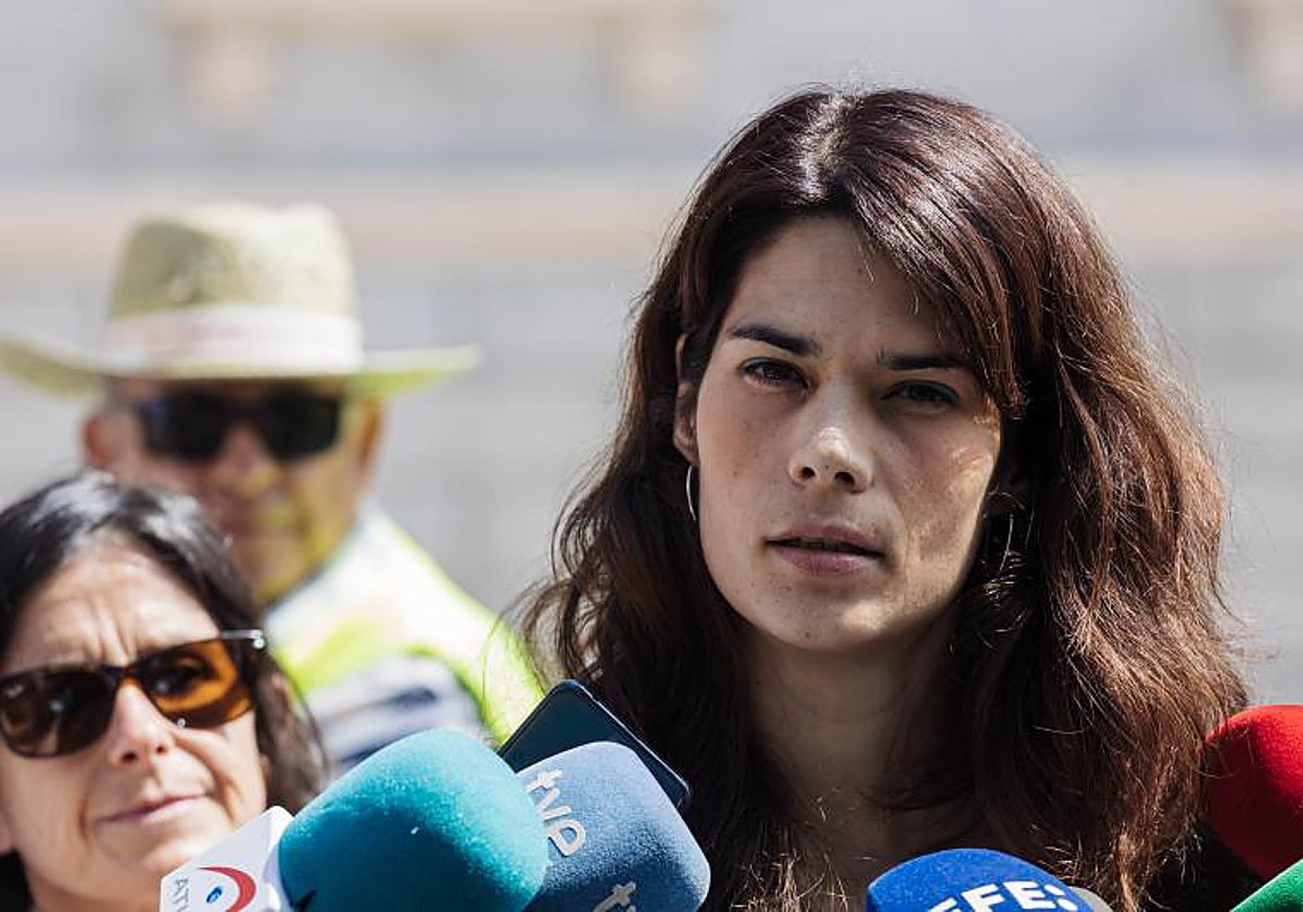 La portavoz de Podemos, Isa Serra, ofrece declaraciones a los medios, frente al Congreso de los Diputados, a 12 de junio de 2023, en Madrid (España). La portavoz de Podemos ha pedido a Yolanda Díaz que retire el veto a Irene Montero