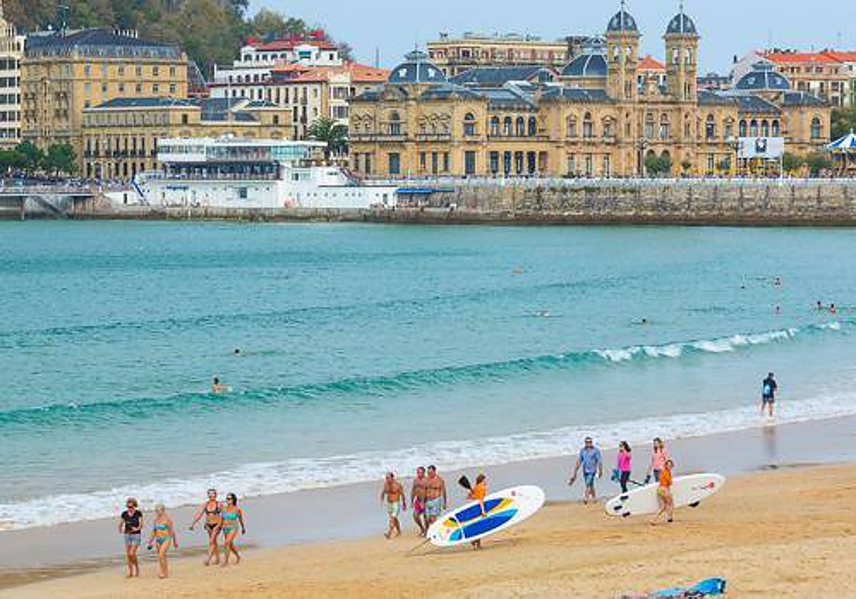 Fotografía de archivo de la playa donostiarra la Concha
