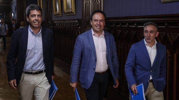 Imagen de Carlos Mazon, Juan Francisco Pérez Llorca y Miguel Barrachina este lunes en las Cortes Valencianas