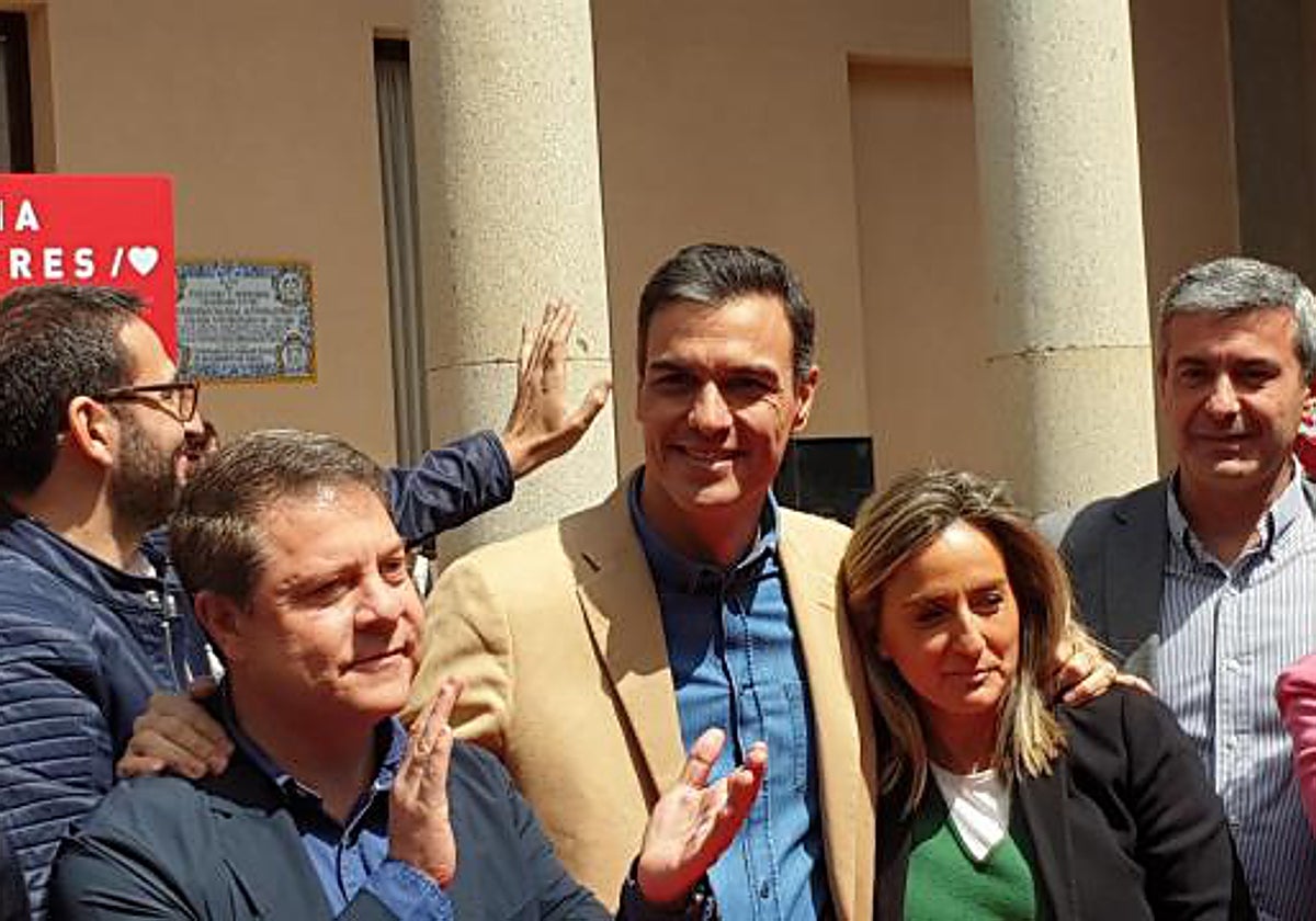 Pedro Sánchez, entre Page y Tolón, con Sergio Gutiérrez y Álvaro Gutiérrez a cada lado, en una imagen de archivo