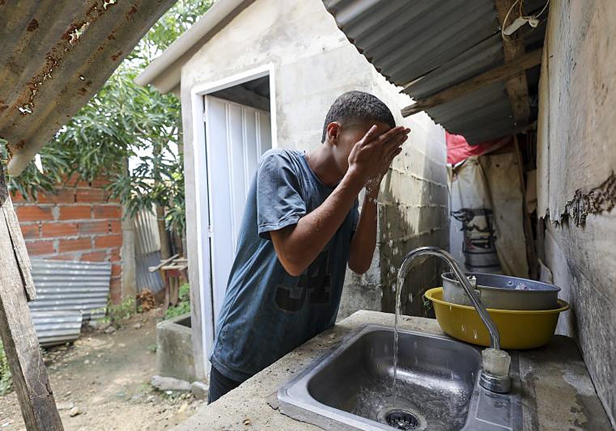 Habitante del barrio durante una visita de la reina Letizia al programa de abastecimiento de agua potable y saneamiento domiciliario