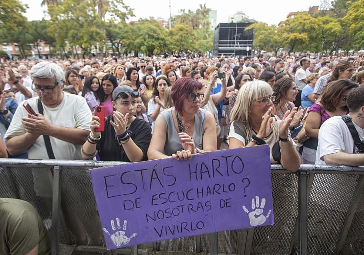 Concentración contra el asesinato machista en Cornellá de Llobregat (Barcelona)