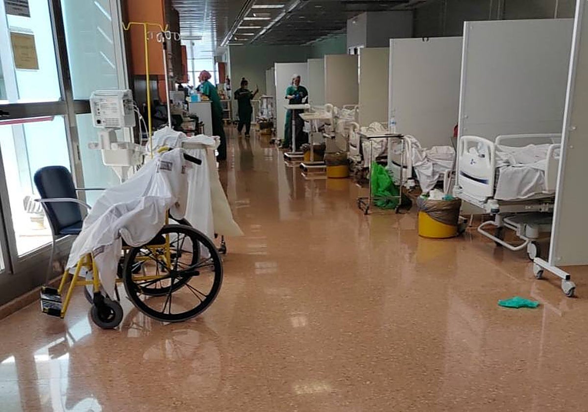 Imagen de una de las salas de Preingreso del Hospital Clínico de Valencia, completamente llena