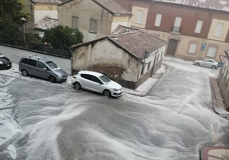 Agua y granizo inundan las calles de Briviesca (Burgos) y obligan a cortar el tráfico de la AP-1
