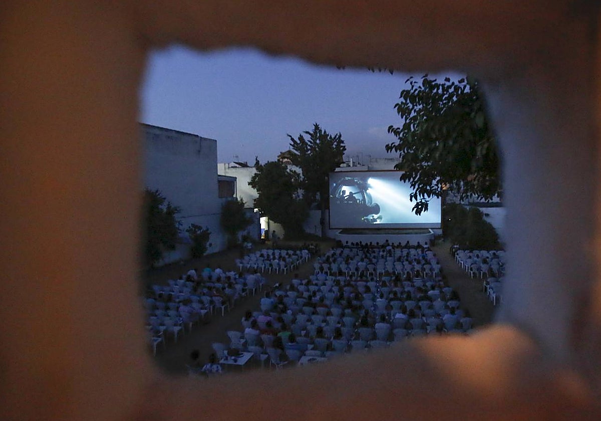 Proyección de una película en el cine Delicias