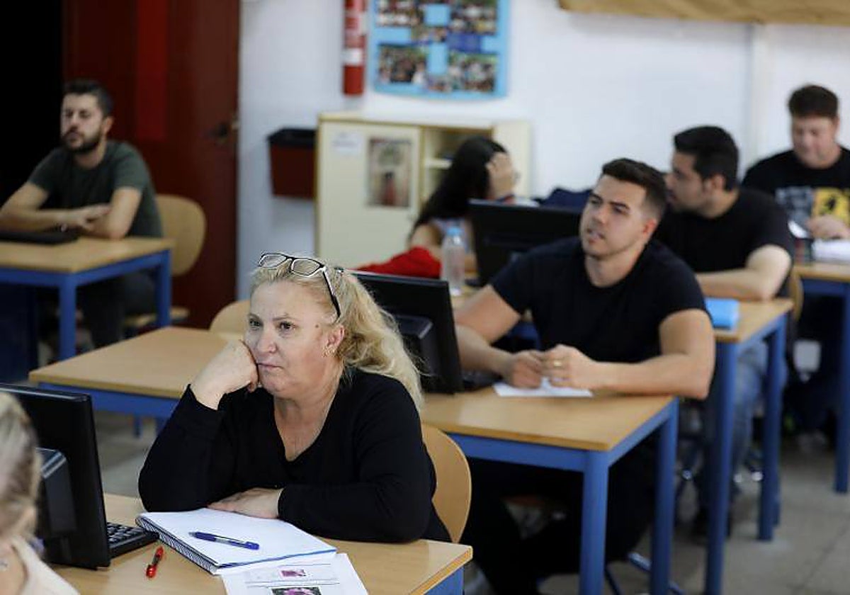 Clase de adultos en un instituto cordobés