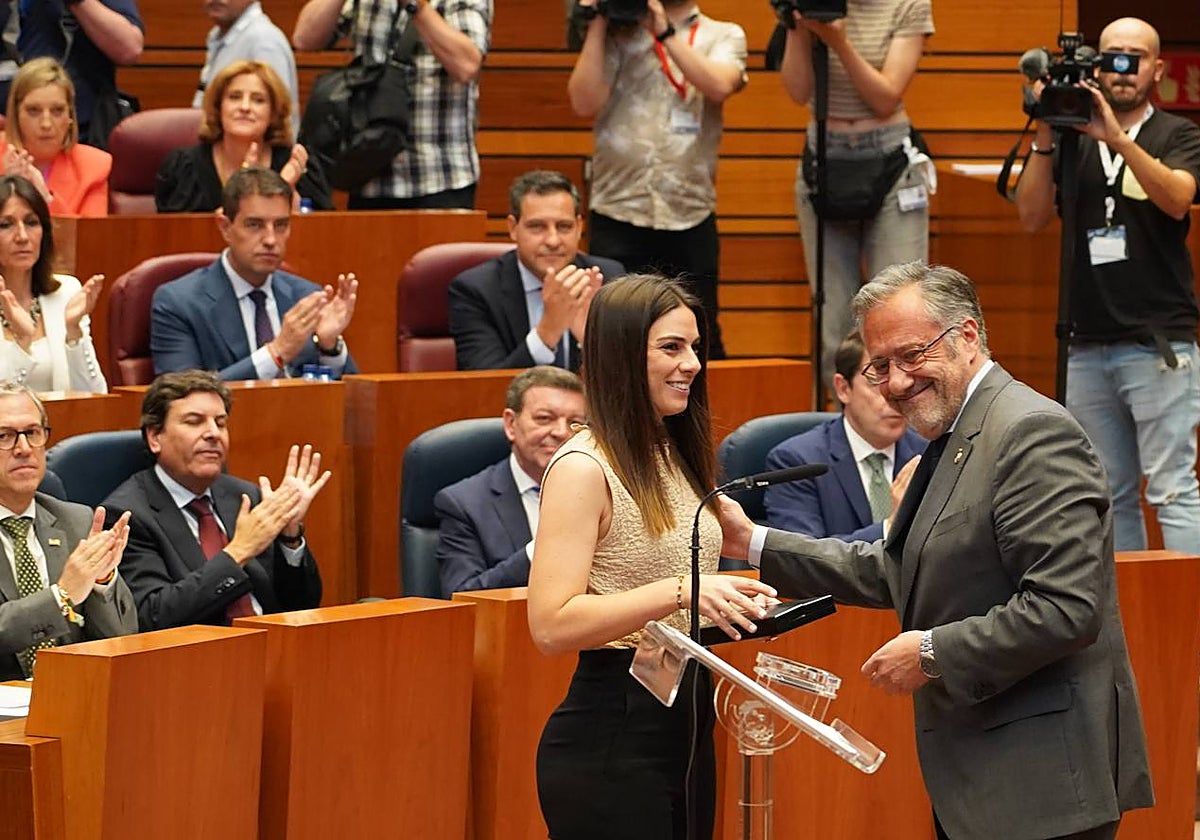 Elena Rincón toma posesión como nueva procuradora del PP por Segovia en el Pleno de las Cortes