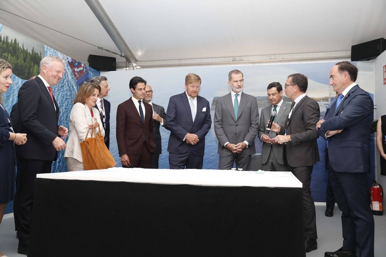 Los monarcas Felipe VI y Guillermo Alejandro asisten a la firma del acuerdo de Cepsa con Yara y Gasunie para impulsar el primer corredor de hidrógeno verde de Europa