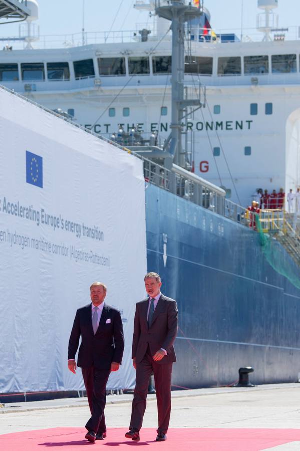 Los monarcas Felipe VI y Guillermo Alejandro asisten a la firma del acuerdo de Cepsa con Yara y Gasunie para impulsar el primer corredor de hidrógeno verde de Europa