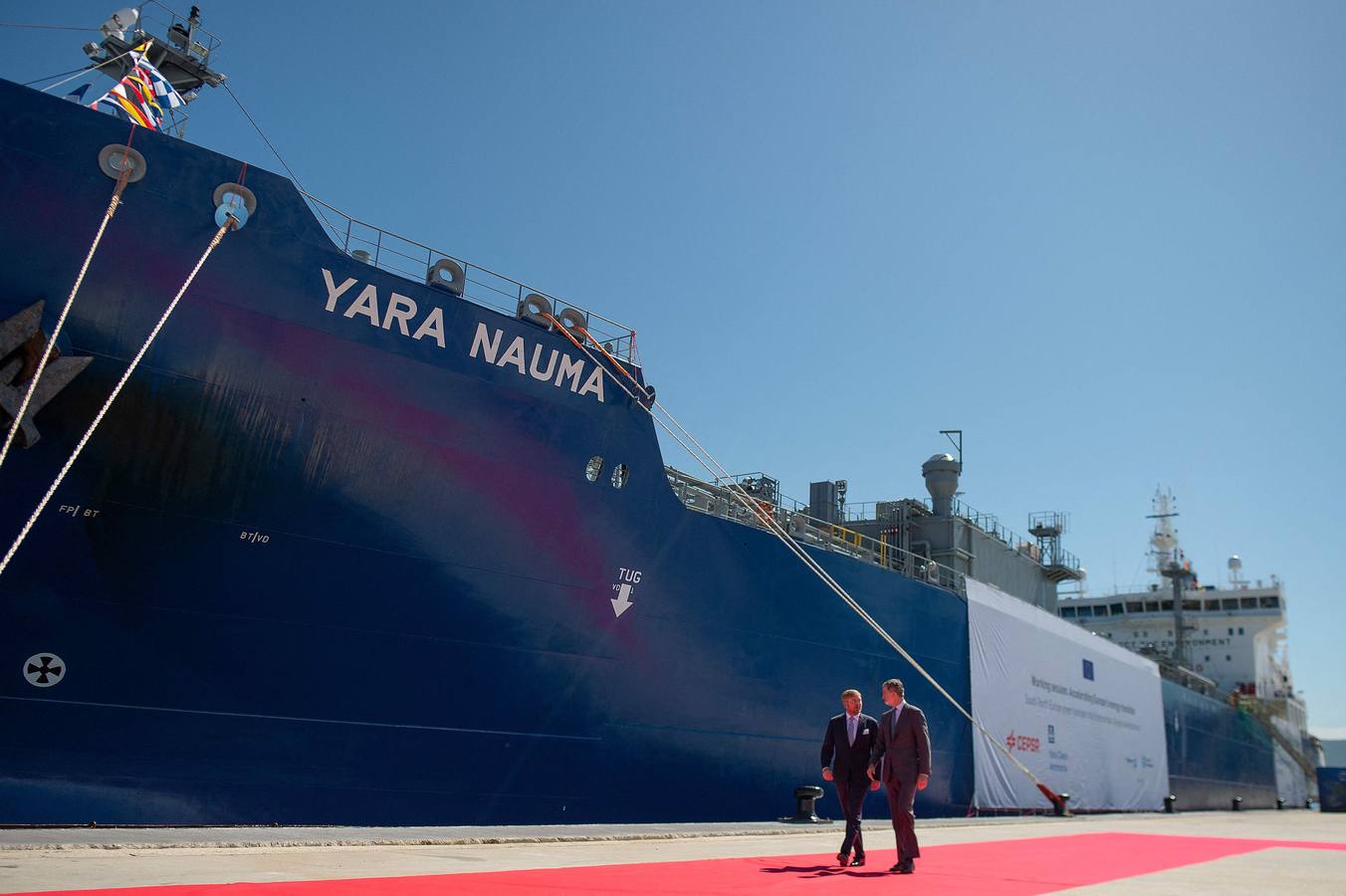 Los monarcas Felipe VI y Guillermo Alejandro asisten a la firma del acuerdo de Cepsa con Yara y Gasunie para impulsar el primer corredor de hidrógeno verde de Europa