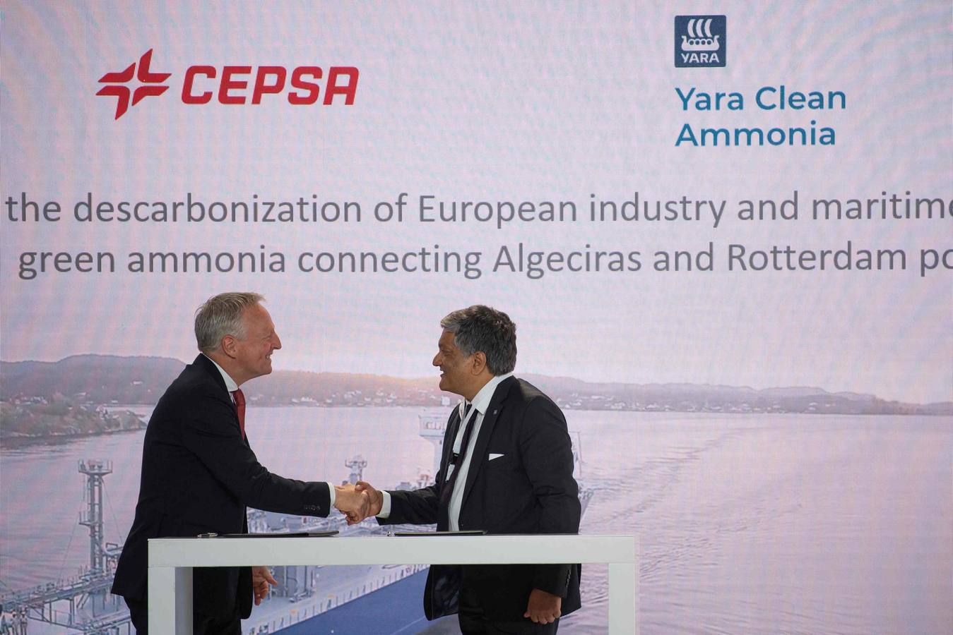 Los monarcas Felipe VI y Guillermo Alejandro asisten a la firma del acuerdo de Cepsa con Yara y Gasunie para impulsar el primer corredor de hidrógeno verde de Europa