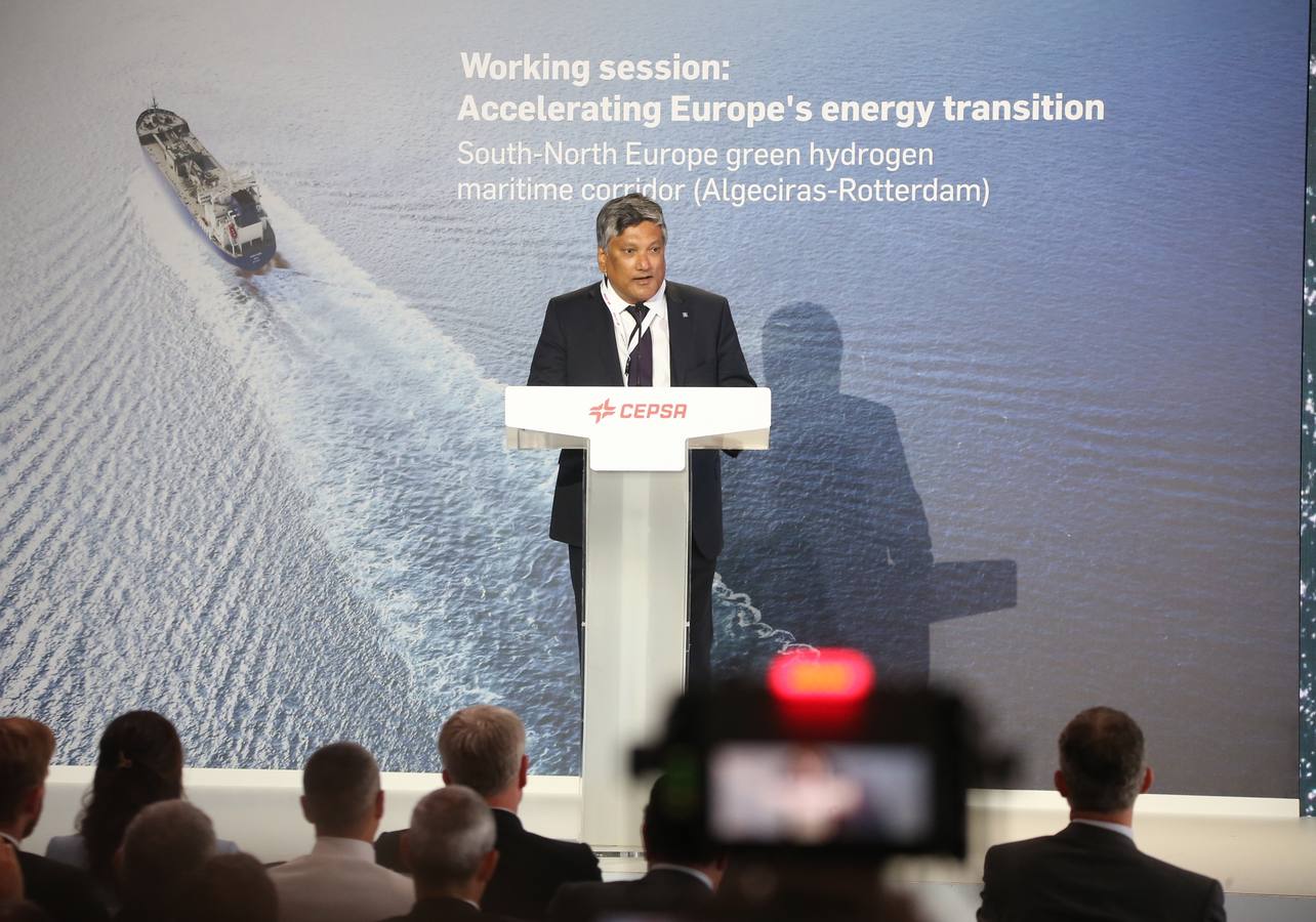 Los monarcas Felipe VI y Guillermo Alejandro asisten a la firma del acuerdo de Cepsa con Yara y Gasunie para impulsar el primer corredor de hidrógeno verde de Europa