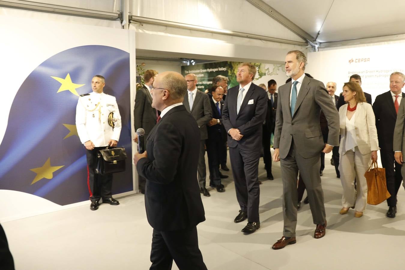 Los monarcas Felipe VI y Guillermo Alejandro asisten a la firma del acuerdo de Cepsa con Yara y Gasunie para impulsar el primer corredor de hidrógeno verde de Europa