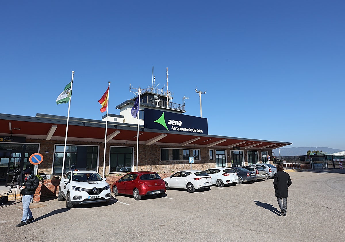 Fachada de acceso principal a la terminal del aeropuerto de Córdoba