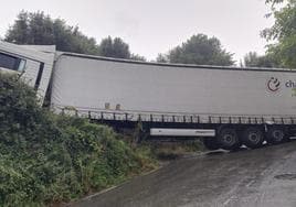 Un camión queda atrapado en un camino de Asturias por seguir las indicaciones del GPS