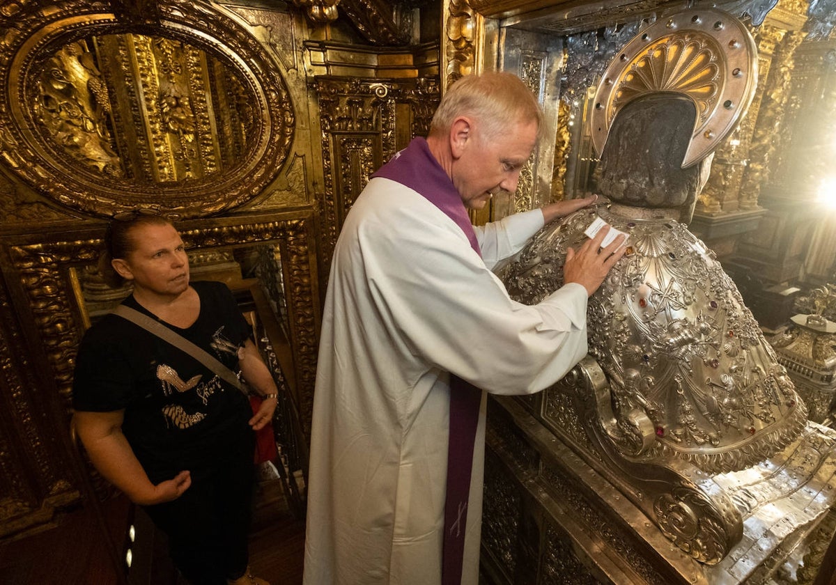 Una de las primeras visitantes del camarín, este miércoles en Compostela