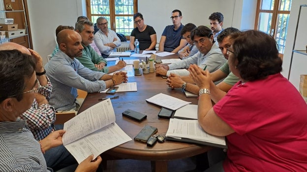 Reunión de productores y representantes del sector de la cereza alicantina organizada por Asaja