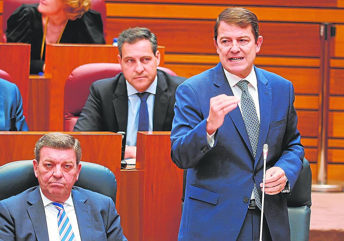 Mañueco interviene durante el pleno de las Cortes