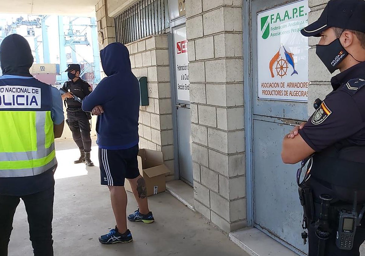 Imagen del registro policial en la sede de la Asociación de Armadores en el puerto de Algeciras