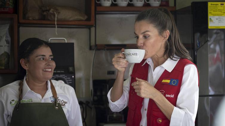 La Reina bebe una taza de café de La Esperanza con excombatientes de las Farc