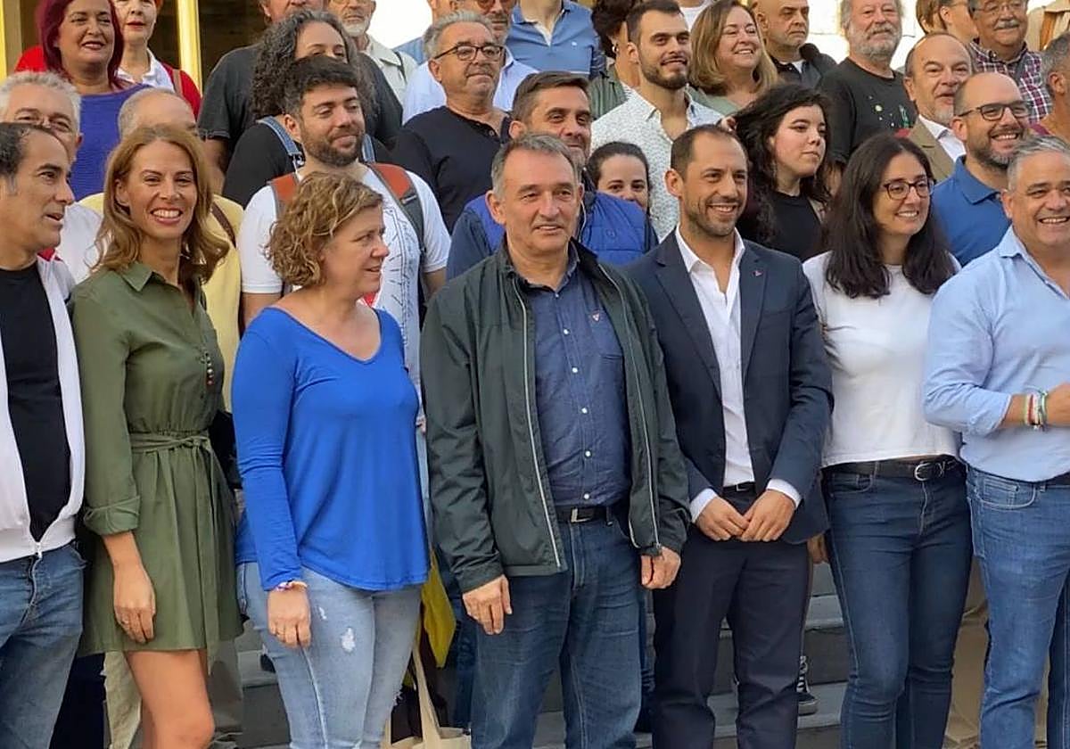 Enrique Santiago (en el centro), en un acto de Izquierda Unida de Córdoba