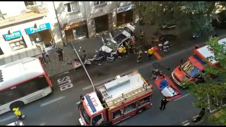 Un herido crítico por el choque entre un coche y un autobús en el centro de Barcelona