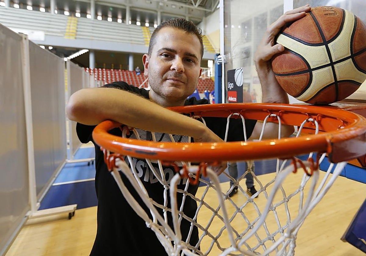 El entrenador de baloncesto de Córdoba Rafa Sanz, en una canasta