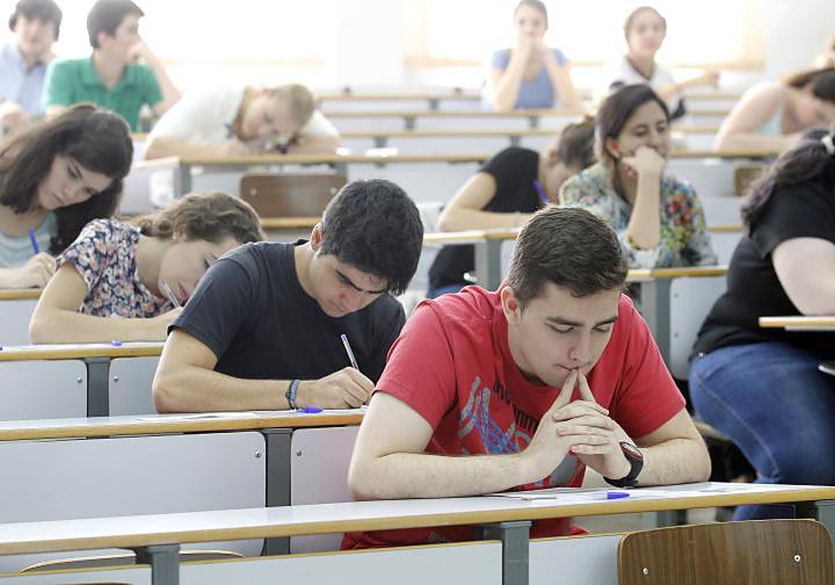 Estudiantes de Selectividad dirimiendo su futuro