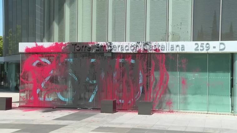 Tres activistas de Futuro Vegetal detenidas tras pintar la fachada de la Embajada británica