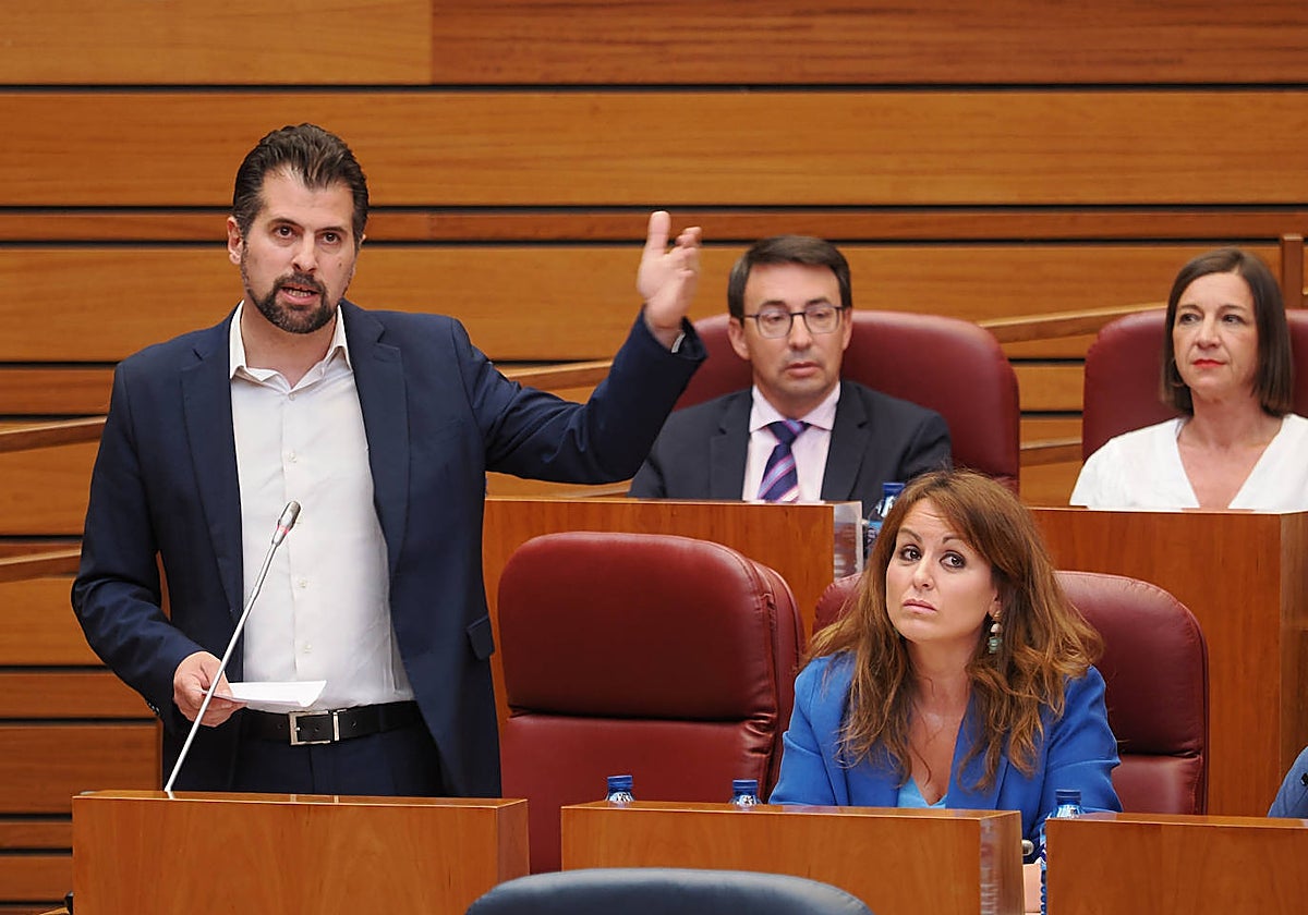 El portavoz del Grupo Socialista en las Cortes, Luis Tudanca, durante un pleno en el Parlamento de Castilla y León