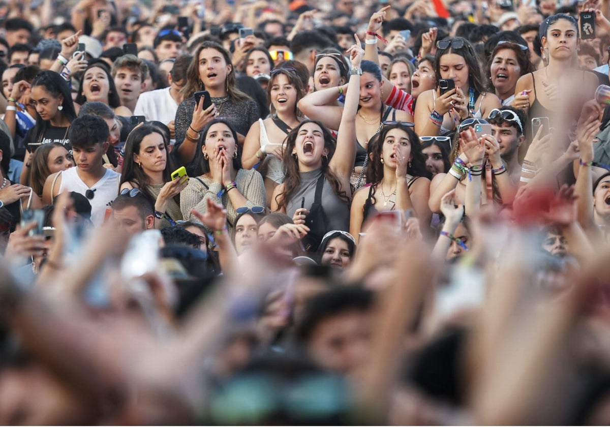 Jóvenes disfrutan de uno de los conciertos de la jornada inaugural de O Son do Camiño