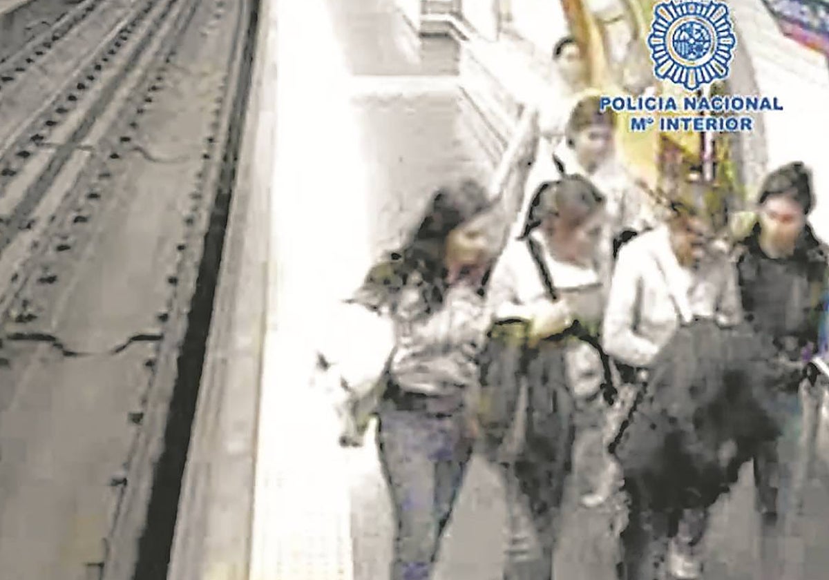 Un grupo de mujeres, integrantes del clan de las Bosnias, dedicadas al robo de carteras y móviles en el Metro