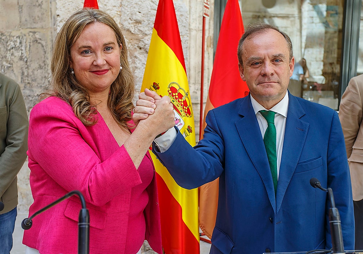 La candidata del PP al Ayuntamiento de Burgos, Cristina Ayala, junto al aspirante de Vox, Fernando Martínez-Acitores, tras la firma del acuerdo que les llevará a tener el bastón de mando municipal