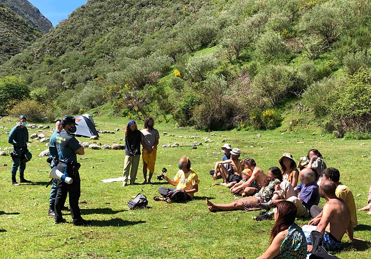 Agentes de la Guardia Civil informan a miembros de esta comunidad hippie de sanciones