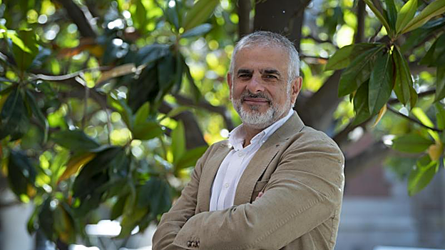 Carlos Carrizosa, en uno de los jardines del Parlamento de Cataluña, posando para ABC antes de la entrevista